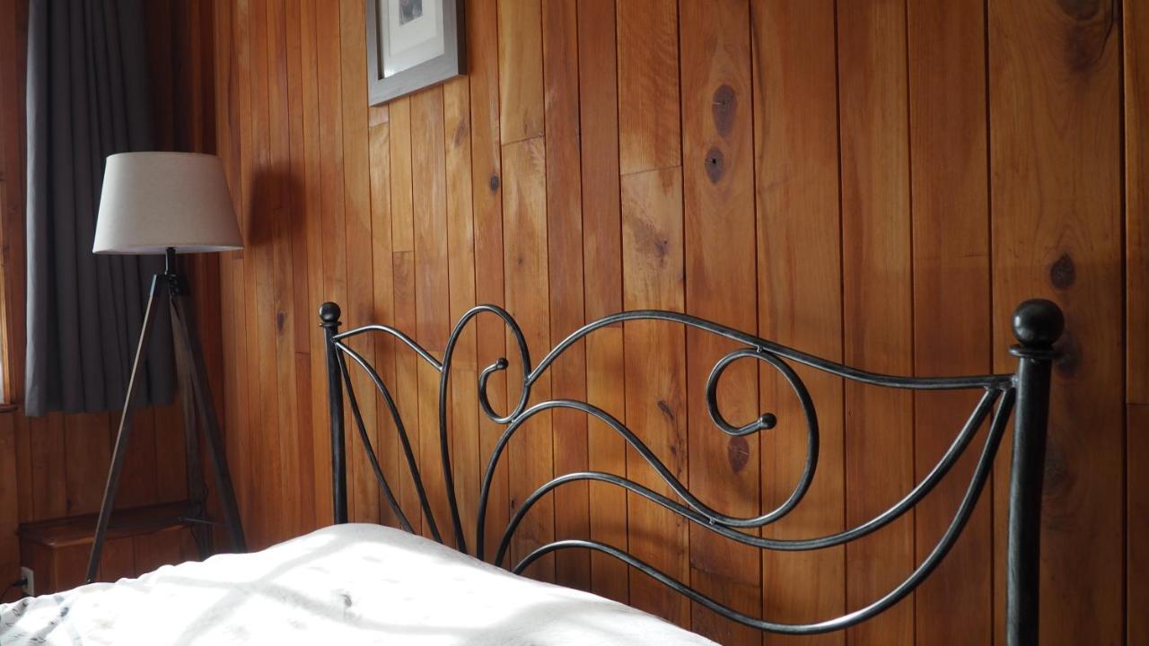 Au Pied Du Pont Bed and Breakfast Châteauneuf-du-Faou Exteriör bild